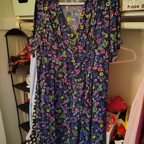 Dark Blue Dress with flowers/short sleeves size 20 (runs small) madeby Simply Be - Picture 7 of 9